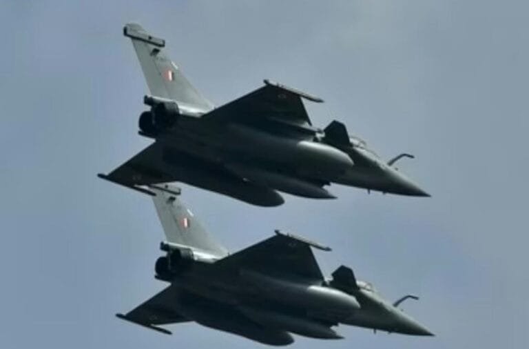 ऑपरेशन सिंदूर में भारत की बड़ी सफलता: राफेल गिरने की अफवाहें गलत, सभी पायलट सुरक्षित लौटे!