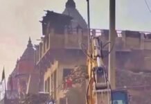 महाश्मशान में विकास बनाम विरासत की टकराहट: मणिकर्णिका घाट पर ऐतिहासिक चबूतरे के टूटने से भड़का आक्रोश!