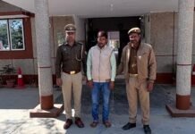 рдХрд╛рдирдкреБрд░ рдореЗрдВ рджрд┐рдирджрд╣рд╛рдбрд╝реЗ 8 рд▓рд╛рдЦ рдХреА рд▓реВрдЯ: рдкреБрд▓рд┐рд╕ рдЪреМрдХреА рд╕реЗ 200 рдореАрдЯрд░ рджреВрд░ рдмрджрдорд╛рд╢реЛрдВ рдиреЗ рдпреБрд╡рдХ рдкрд░ рд╣рдорд▓рд╛ рдХрд░ рдЫреАрдирд╛ рдХреИрд╢ рдмреИрдЧ