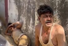 मुजफ्फरनगर में नशे में धुत दरोगा का हाईवोल्टेज ड्रामा, CM योगी की ड्यूटी के दौरान सड़क पर पड़े मिले, वीडियो वायरल होते ही सस्पेंड!