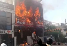 लखनऊ में कोचिंग सेंटर में भीषण आग: जान बचाने के लिए पहली मंजिल से कूदे छात्र, कई झुलसे; 10-12 लोगों के फंसे होने की आशंका