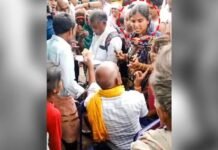 बांदा में बारिश से हुए नुकसान के सर्वे में रुपये लेने का आरोप, लेखपाल संध्या सिंह निलंबित; वायरल वीडियो के बाद जांच तेज